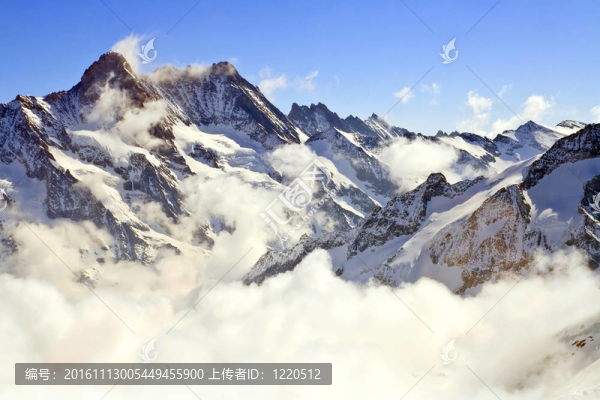 在少女峰霧景觀；瑞士阿爾卑斯山脈的一部分