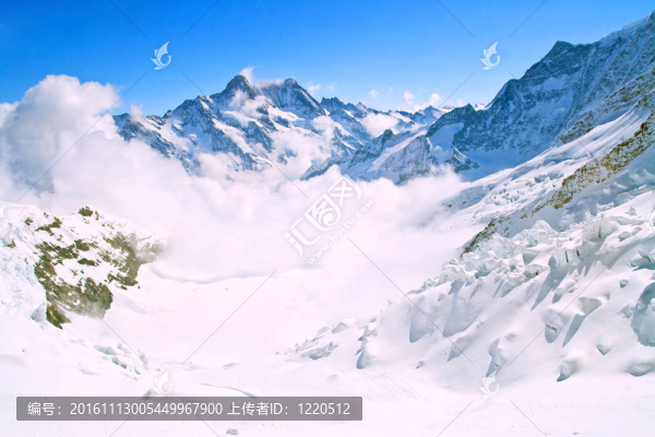 在少女峰霧景觀；瑞士阿爾卑斯山脈的一部分，