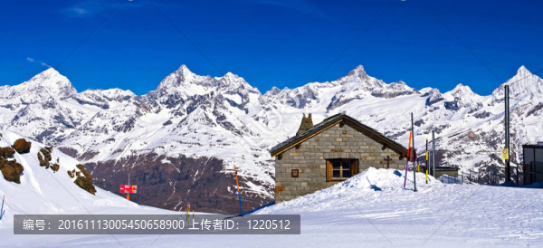 瑞士火車站位于Gorne阿爾卑斯山脈全景