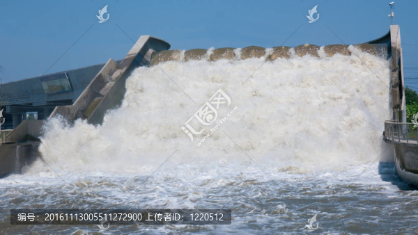 渡槽進(jìn)行洪水在泰國(guó)路