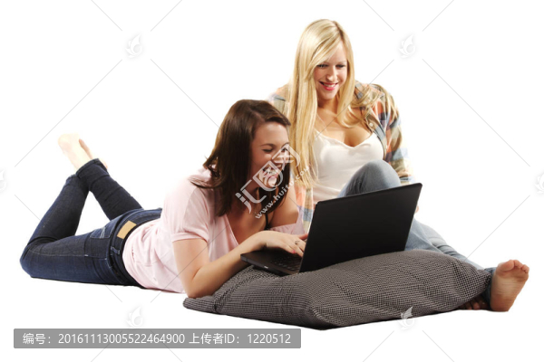 年輕漂亮的女朋友一起在筆記本電腦上工作