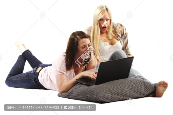 快樂的朋友一起在筆記本電腦的肖像