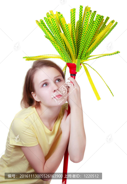 悲傷的年輕女人用一個(gè)拖