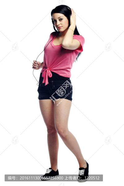 冷靜自信年輕女子聽(tīng)音樂(lè)