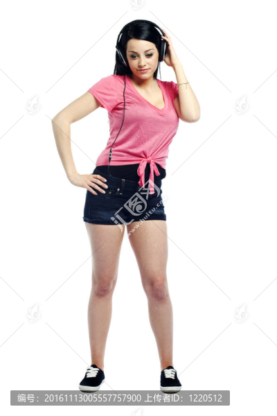 快樂自信的年輕女子聽音樂