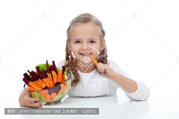 小女孩在吃一個(gè)胡蘿卜