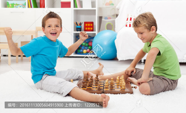 男孩贏得國(guó)際象棋游戲