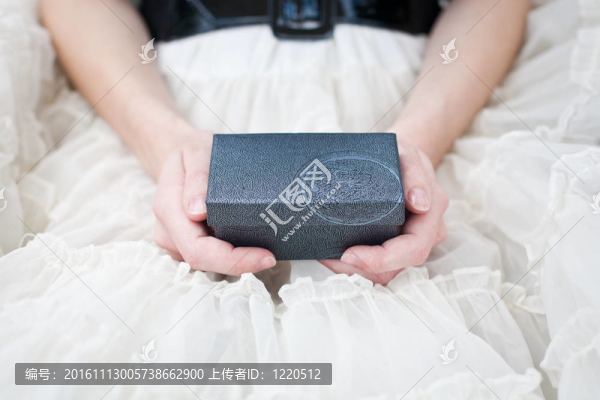 帶禮品盒的女孩