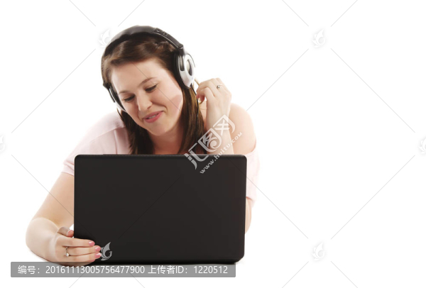 年輕女性在筆記本電腦上聽音樂