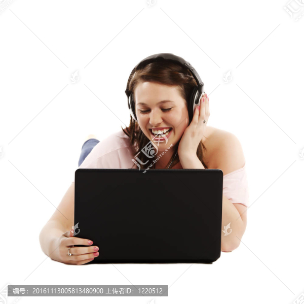 休閑學(xué)生聽音樂在筆記本電腦，而學(xué)習(xí)孤立的白色背景