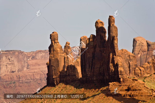 圖騰柱孤峰在古跡中心一個巨大的砂巖地層