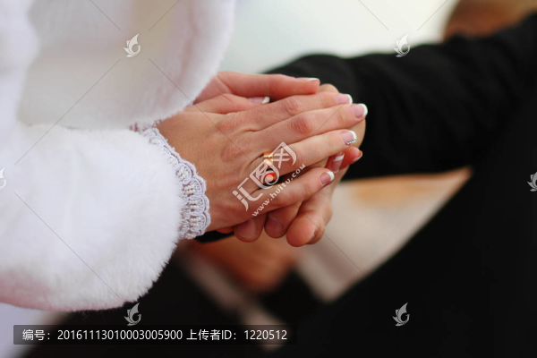 新娘和新郎攜手參加婚禮