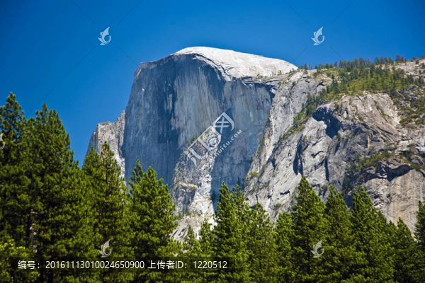 在yosem浪漫谷著名的巖石形成的半穹頂