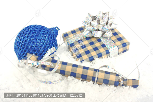 雪上的圣誕禮物盒