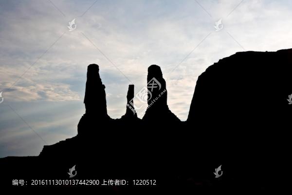 崗三姐妹是一個(gè)巨大的砂巖地層中