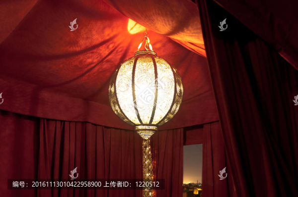 晚上在馬拉喀什傳統(tǒng)里亞德帳篷