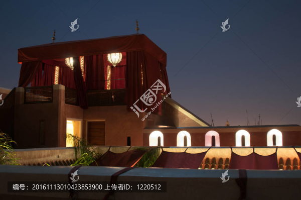 晚上在馬拉喀什傳統(tǒng)里亞德帳篷