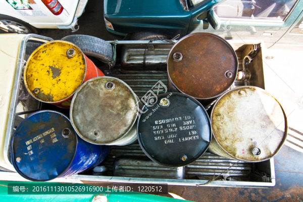 汽車裝載平臺(tái)上的空桶-匯圖網(wǎng) www.fosd68.com 汽車裝載平臺(tái)上的空桶