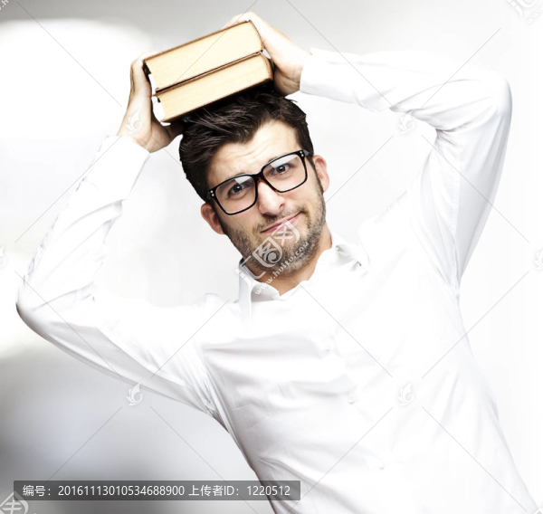 男子拿著書