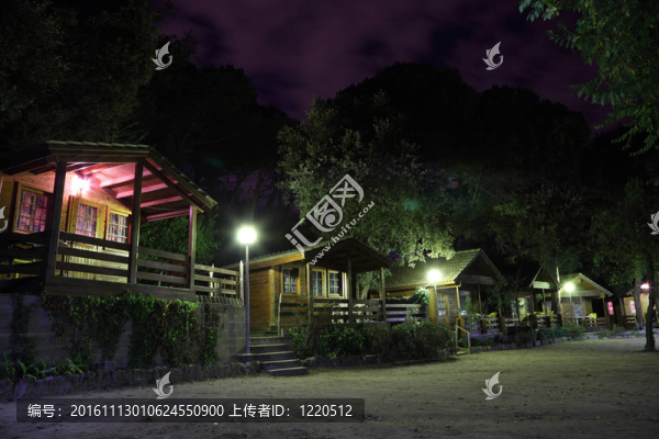 在夜間野營地上的木屋