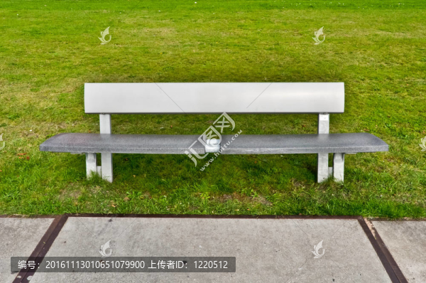 現(xiàn)代長凳在綠色的草地上