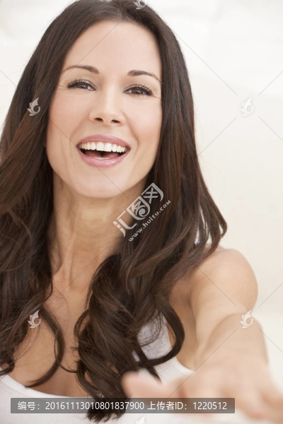 一個幸福微笑的美麗女人肖像