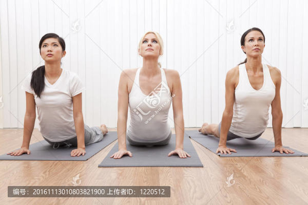 在瑜伽三位美女界面組