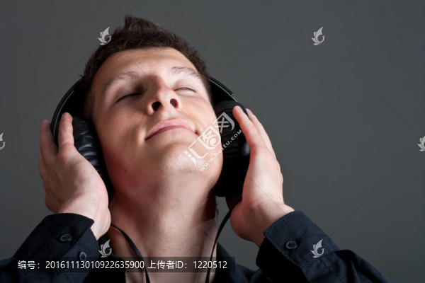 青年男子聽(tīng)音樂(lè)