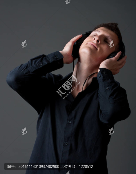 青年男子聽音樂