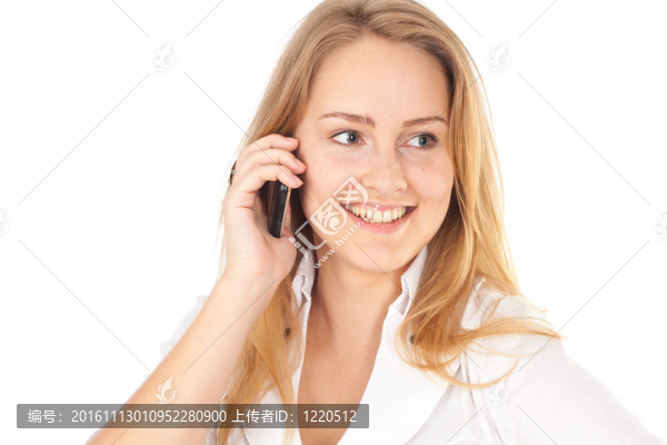 年輕女商人微笑著拿著電話