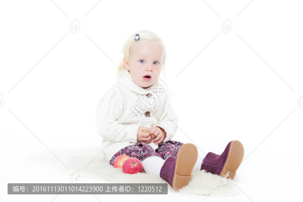 穿著白色背景的針織夾克衫的小女孩