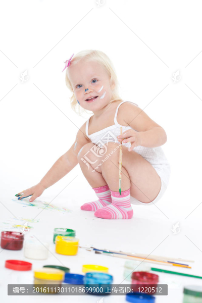 小女孩綴滿了鮮艷的顏色