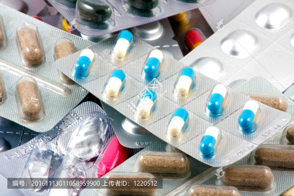 許多形狀和顏色組合在一起的藥丸