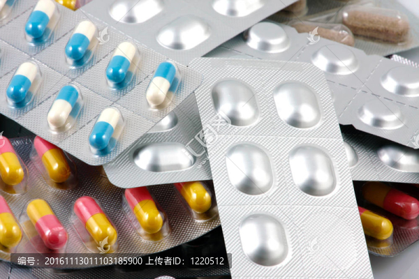 許多形狀和顏色組合在一起的藥丸