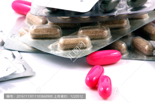 許多形狀和顏色組合在一起的藥丸