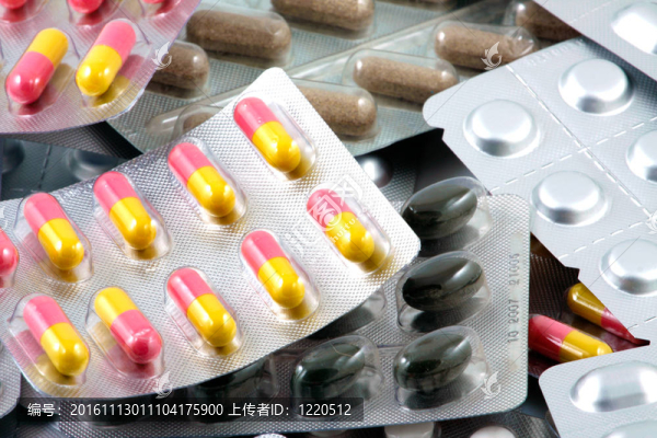 許多形狀和顏色組合在一起的藥丸