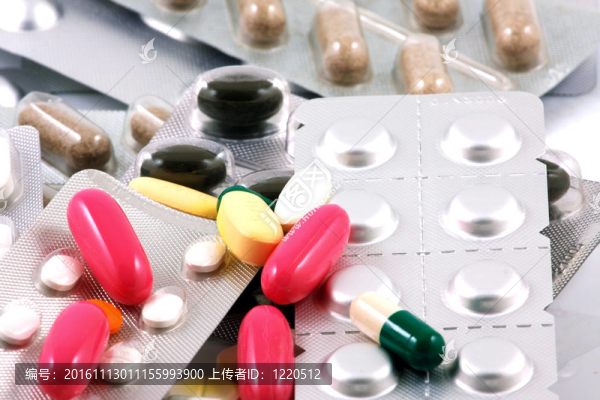 許多形狀和顏色組合在一起的藥丸