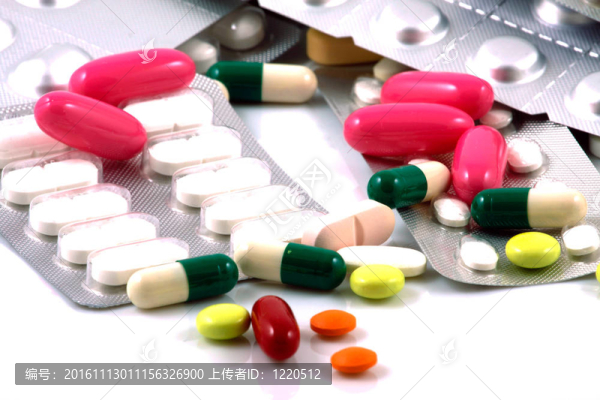 許多形狀和顏色組合在一起的藥丸