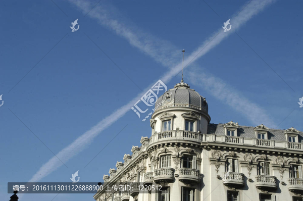 天空中的飛機(jī)軌跡