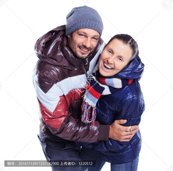 穿著冬季衣服的年輕夫婦