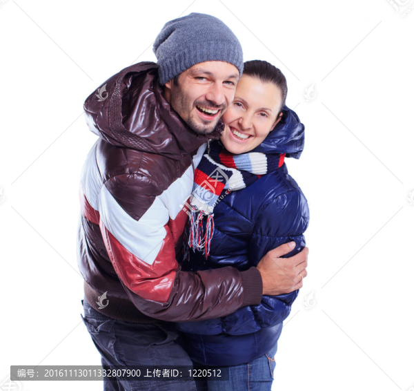 穿著冬季衣服的年輕夫婦