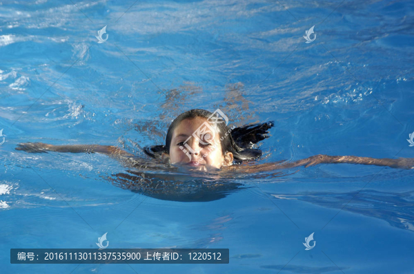 游泳池里的小女孩