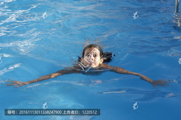 游泳池里的小女孩