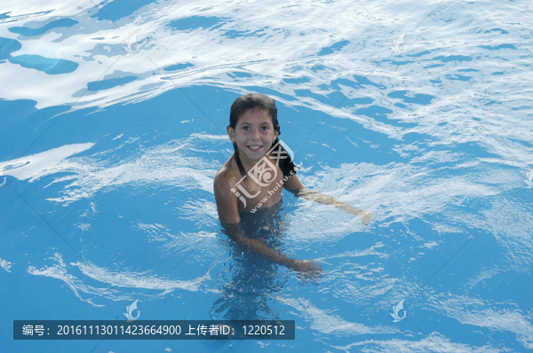 游泳池里的小女孩