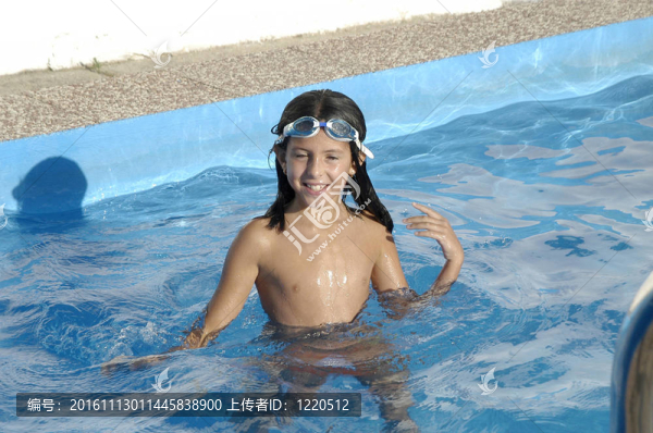 游泳池里的小女孩