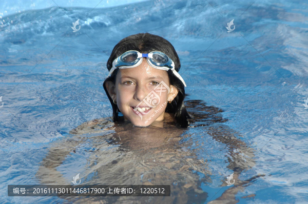 游泳池里的小女孩