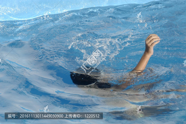 游泳池里的小女孩