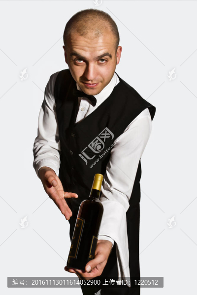 服務生提供紅酒