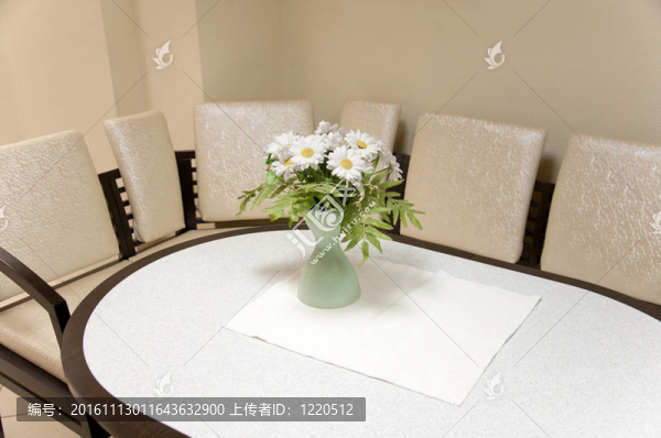 一束在房間的桌子上美麗的白色雛菊