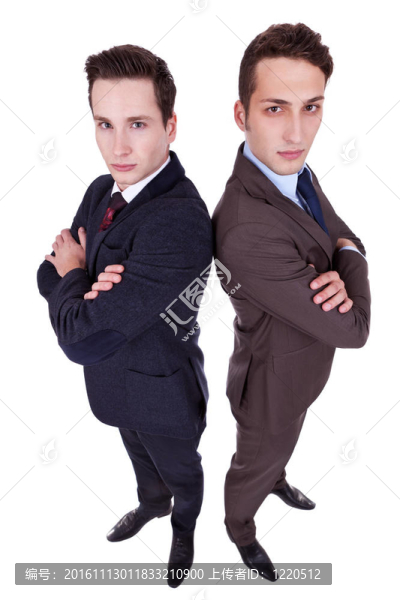 兩個(gè)嚴(yán)重的青年男子雙臂交叉